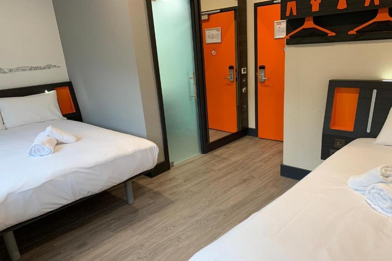 Easyhotel Milton Keynes Extérieur photo