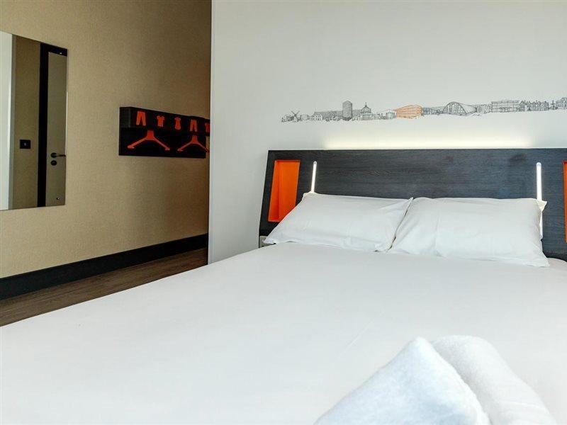 Easyhotel Milton Keynes Extérieur photo